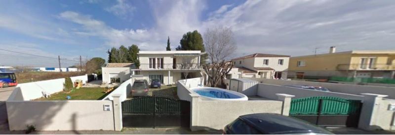Une maison avec piscine à Valergues