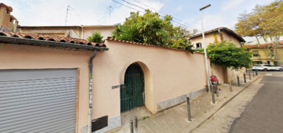 Une petite maison ancienne en R+1 sur la rue Fouques, à Gambetta