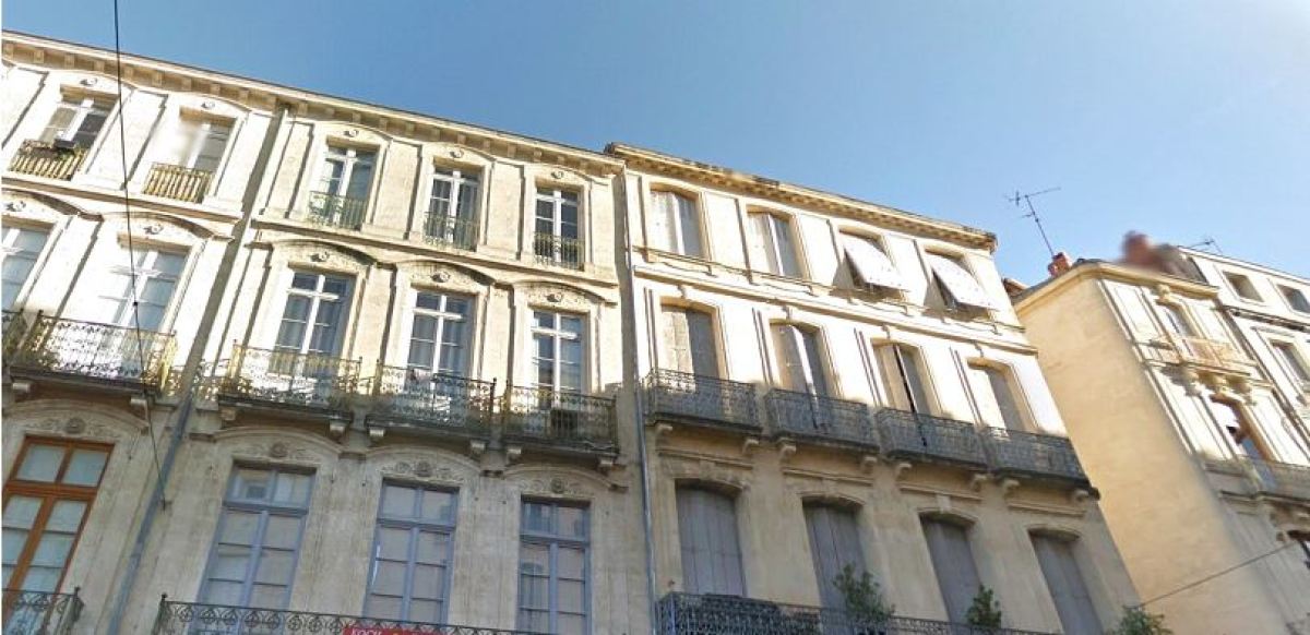 Immeuble avec balcons en fer forgé, rue Joseph Cambon