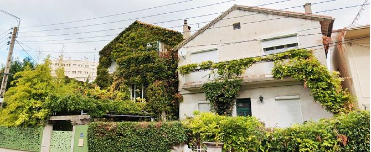 Une maison avec une façade végétalisée à Antigone, rue de la Pépinière