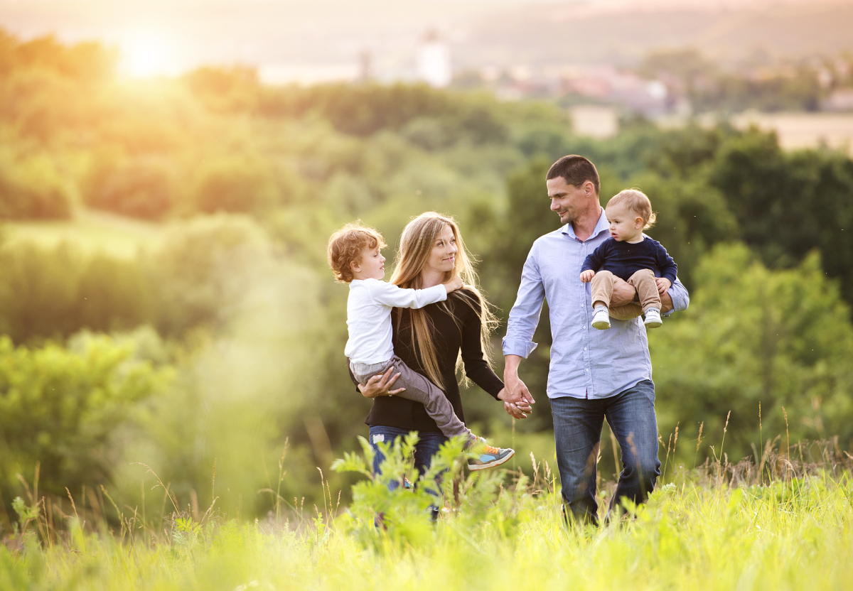  Une famille se promène en plein air