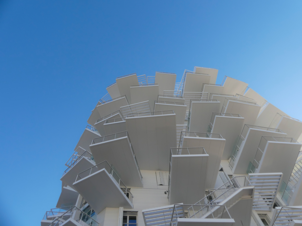 les folies architecturales à Montpellier – vue sur le batiment l’Arbre Blanc à Montpellier, le regard en direction du ciel