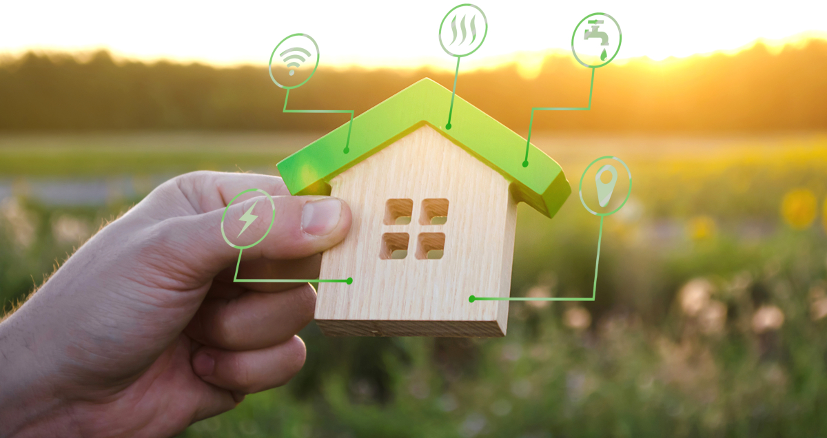 Immobilier neuf écologique à Montpellier Maison en bois de la taille d’une main représentant l’immobilier écologique