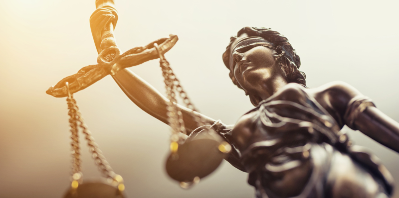 Loi 4D – Statuette d’une femme portant une balance” représentant la justice