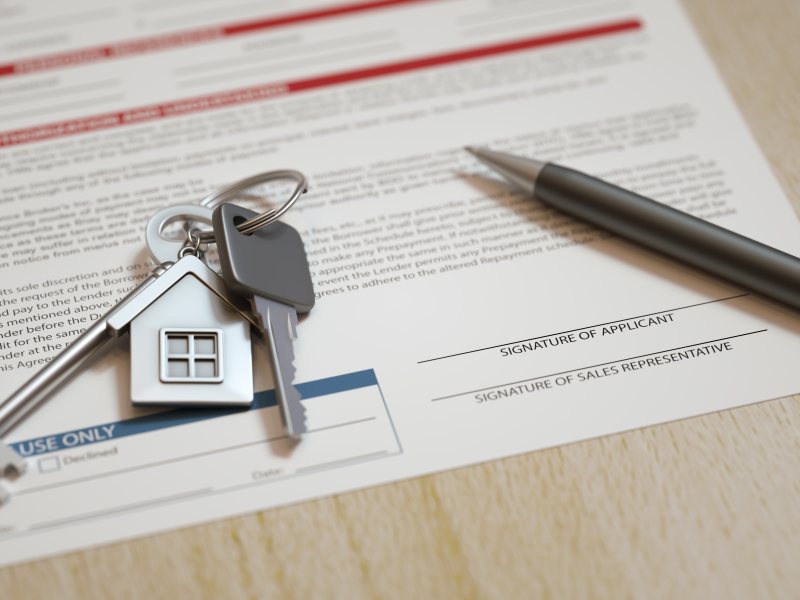 Loi 4D – Des clés de logement et un stylo posés sur un contrat de location