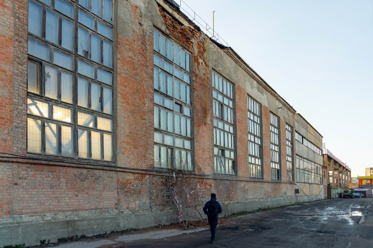 La loi 3Ds prévoit entre autre que les collectivités pourront récupérer plus rapidement les bâtiments abandonnés Loi 4D – Homme marchant devant un bâtiment désafecté