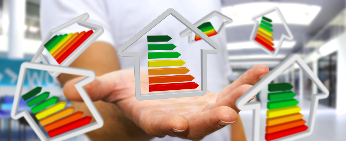 Le mode de calcul du DPE a été changé Rénovation énergétique Montpellier – Un homme tenant dans sa main des maisons représentant le Diagnostic de Performance Énergétique
