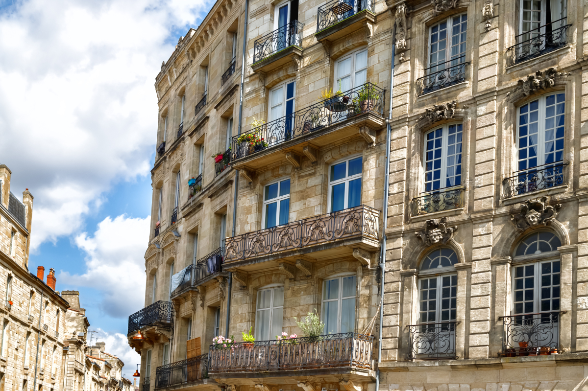achat neuf ou ancien 2024 – la façade d’un immeuble ancien en France
