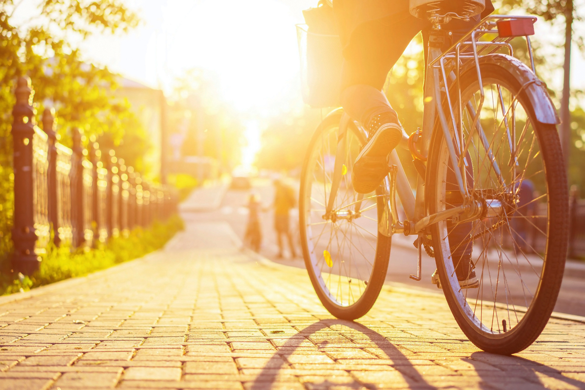 Avenue de L’Europe - Vélo au coucher de soleil sur une rue pavée