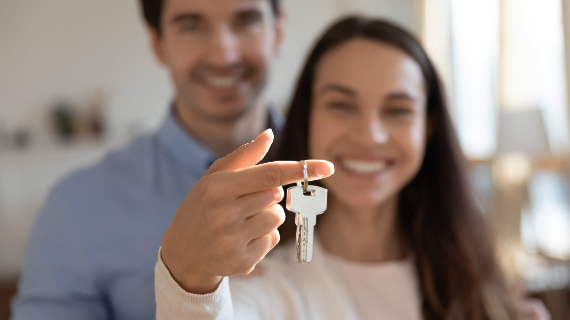 Un couple venant d'obtenir les clés d'un nouvel appartement