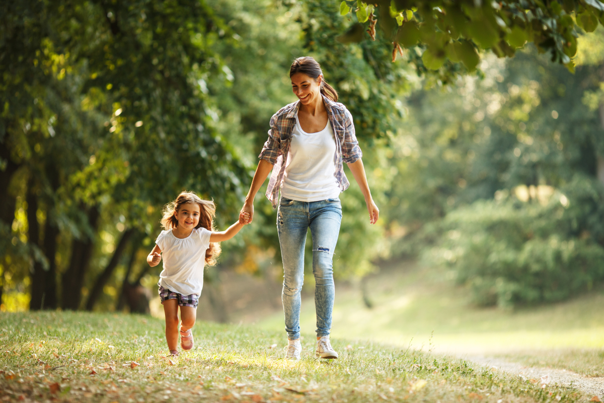 Îlot du Guesclin – Mère et sa fille se promenant dans un parc arboré 