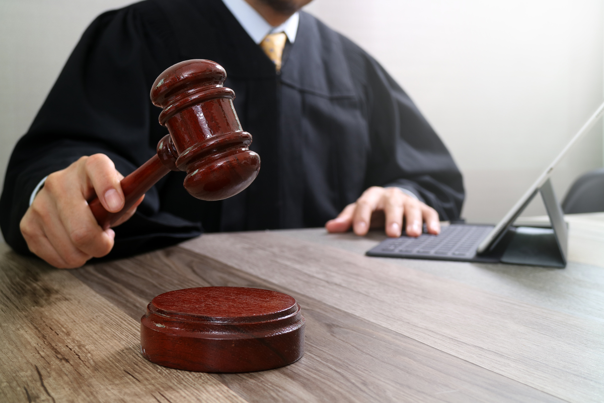 des procédures judiciaires ont été engagées contre le projet Projet Oxylane – Juge rendant un verdict