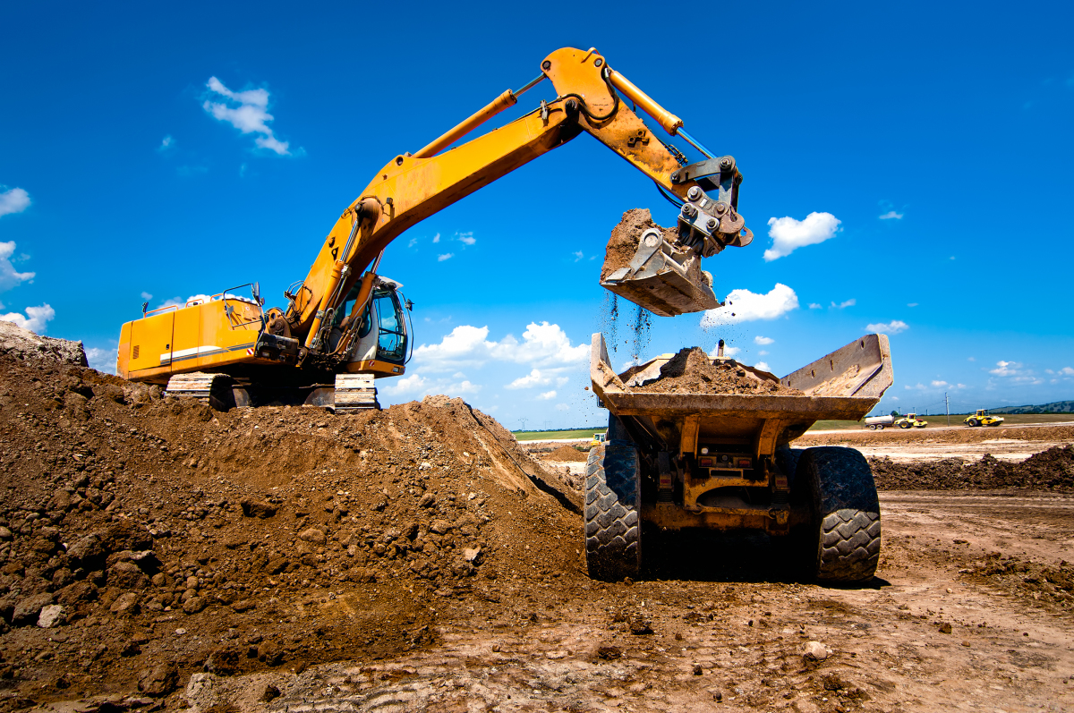 malgré les procédures en cours les travaux ont commencé sur le site Projet Oxylane – Pelle mécanique et camion benne sur un chantier