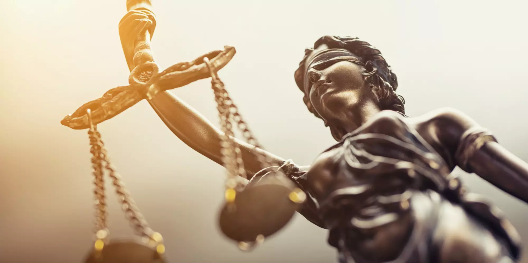 Statuette et balance de la justice