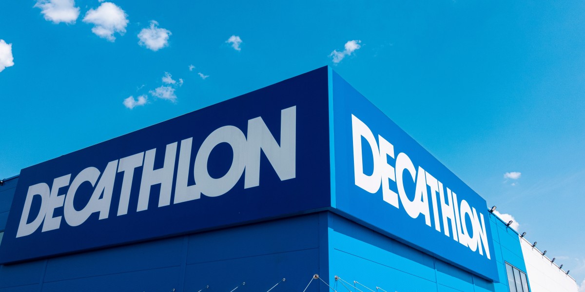 L’enseigne Decathlon est la porteuse du projet Oxylane Projet Oxylane – Enseigne Decathlon sur ciel bleu