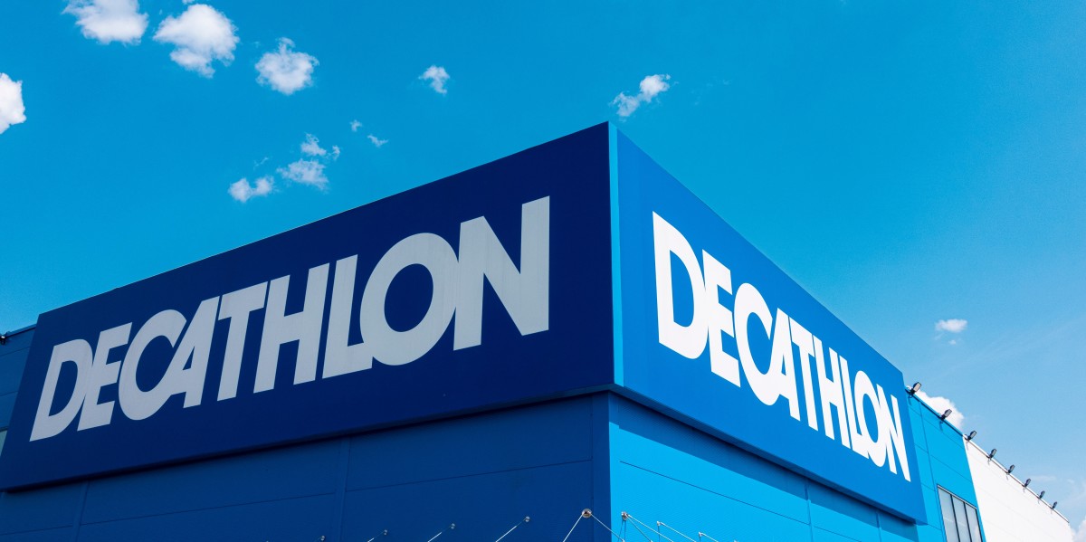 Projet Oxylane – Enseigne Decathlon sur ciel bleu