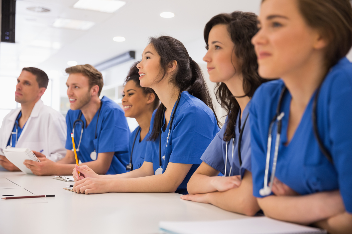 Le quartier Hôpitaux-Facultés est réputé pour son parc d’activités Euromédecine Quartier Hôpitaux-Facultés Montpellier – Etudiants en médecine suivant un cours