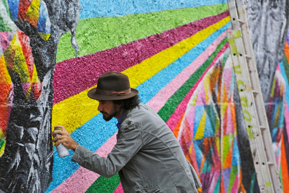 Montpellier capitale européenne de la culture – un artiste de street art qui peint sur un mur