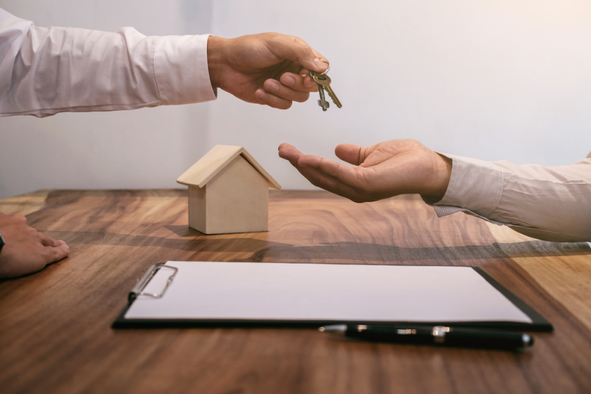 spécialiste de l’immobilier neuf – un spécialiste remettant la clé d’un logement à un acheteur