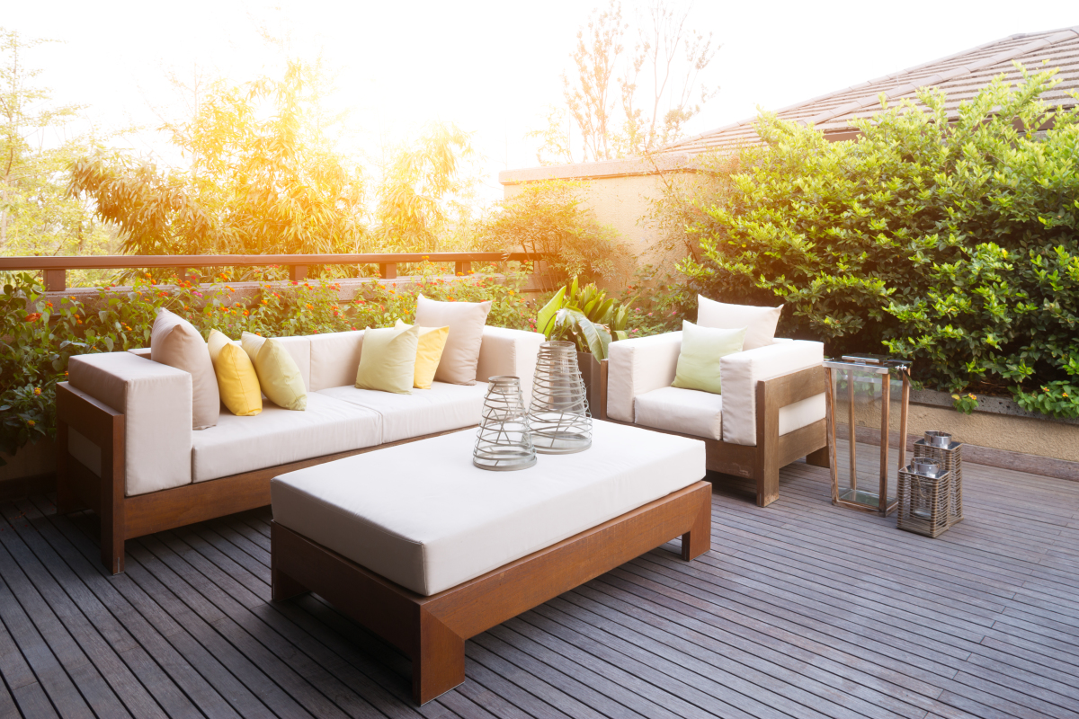 Les prix de l’immobilier à Montpellier – Terrasse en bois ensoleillée, avec un salon de jardin et quelques végétations
