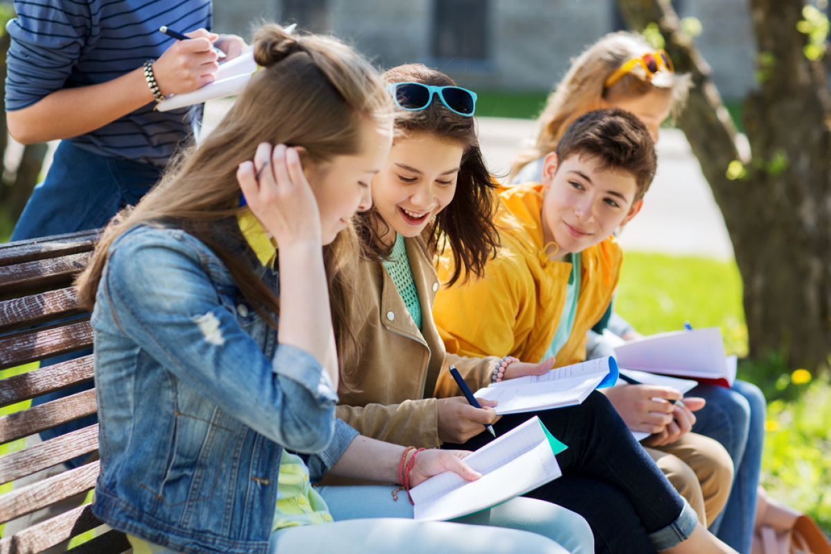 Collège Port Marianne – vue sur des adolescents discutant sur un banc