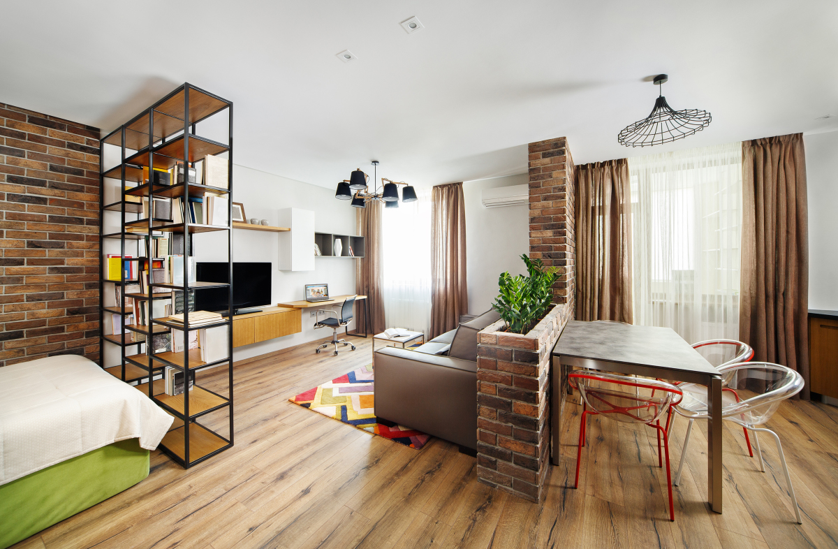 Les logements de type studio ou deux pièces sont les plus demandés à Montpellier Investissement locatif Montpellier - Studio étudiant meublé et moderne avec parement de briques aux mur et parquet