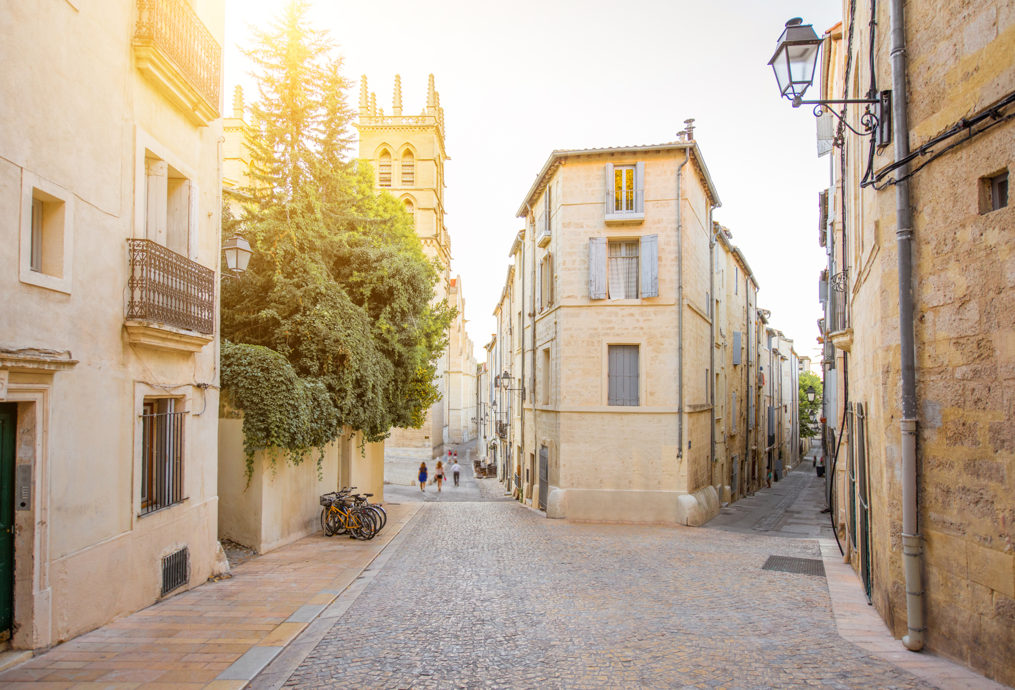 Bâtiments anciens dans une ruelle du centre historique de Montpellier