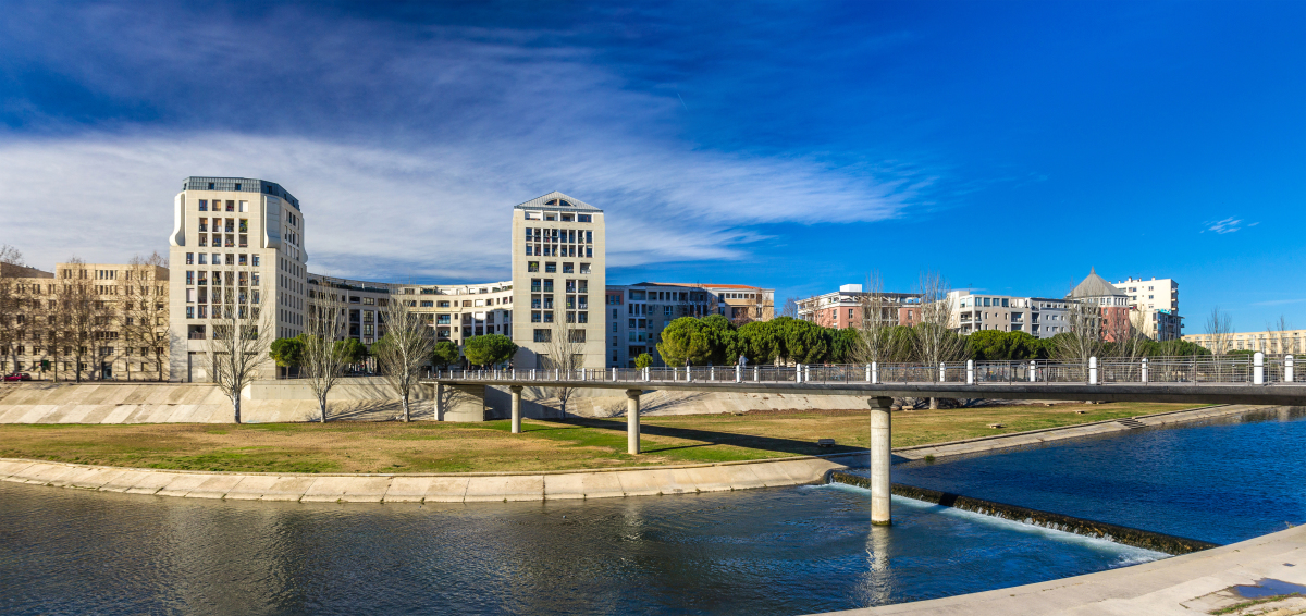 Il est parfois avantageux de s’éloigner du centre-ville de Montpellier pour investir dans des quartiers périphériques Investir à Montpellier – Vue de programmes immobiliers neufs depuis les bords du Lez à Montpellier