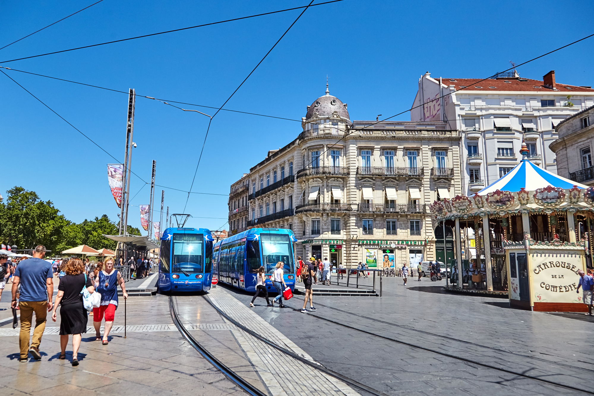 La place de la Comédie à Montpellier son carrousel et le tramway