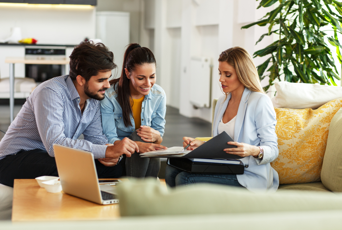 Avantages immobilier neuf - Un agent immobilier explique les termes du contrat à un jeune couple