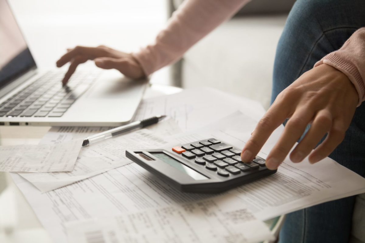 Déficit foncier à Montpellier – Concept de calcul, femme calculant ses impôts