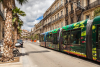 Tram coloré dans les rues de Montpellier