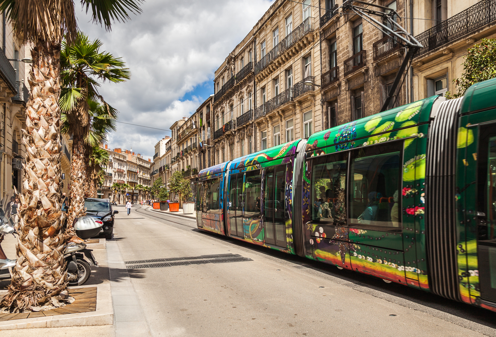 Tram coloré dans les rues de Montpellier