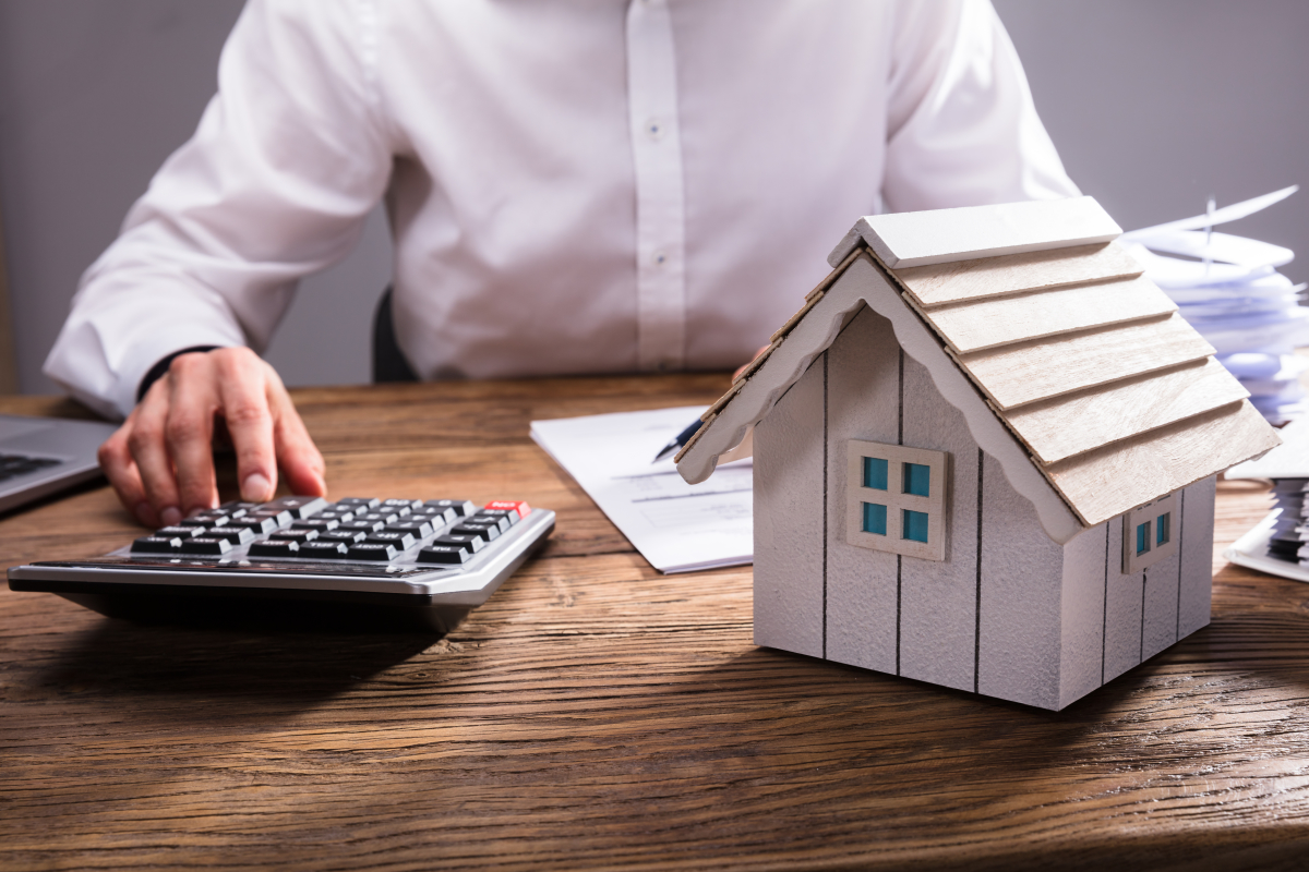 Loi Pinel ancien – Homme calculant ses dépenses pour son emprunt immobilier