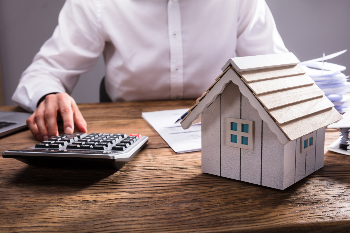Comment fonctionne la loi Pinel ancien ? Loi Pinel ancien – Homme calculant ses dépenses pour son emprunt immobilier