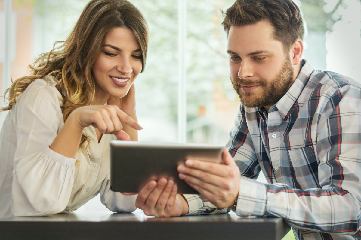 Quelles sont les conditions d’éligibilité pour la loi Pinel ancien ? Loi Pinel ancien – Vue sur un couple utilisant une tablette
