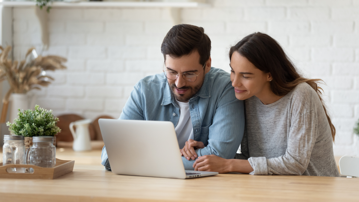 Quels sont les avantages de la loi Pinel ancien ? Loi Pinel ancien – Couple sur l’ordinateur