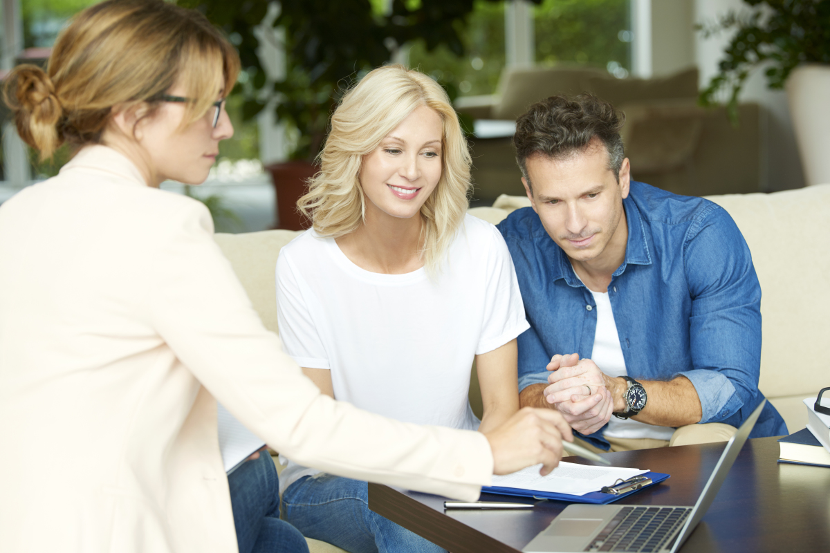 Quels sont les avantages de la loi Denormandie ? Loi Denormandie – vue sur un couple en rendez-vous pour un projet immobilier