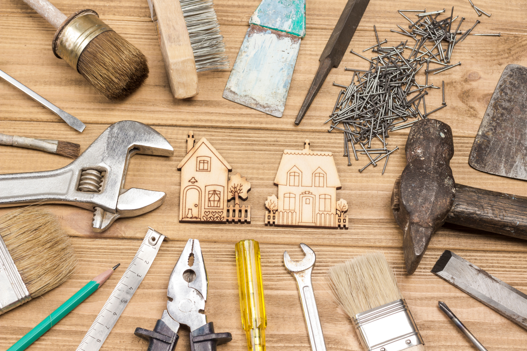 Outils de travaux sur une table en bois