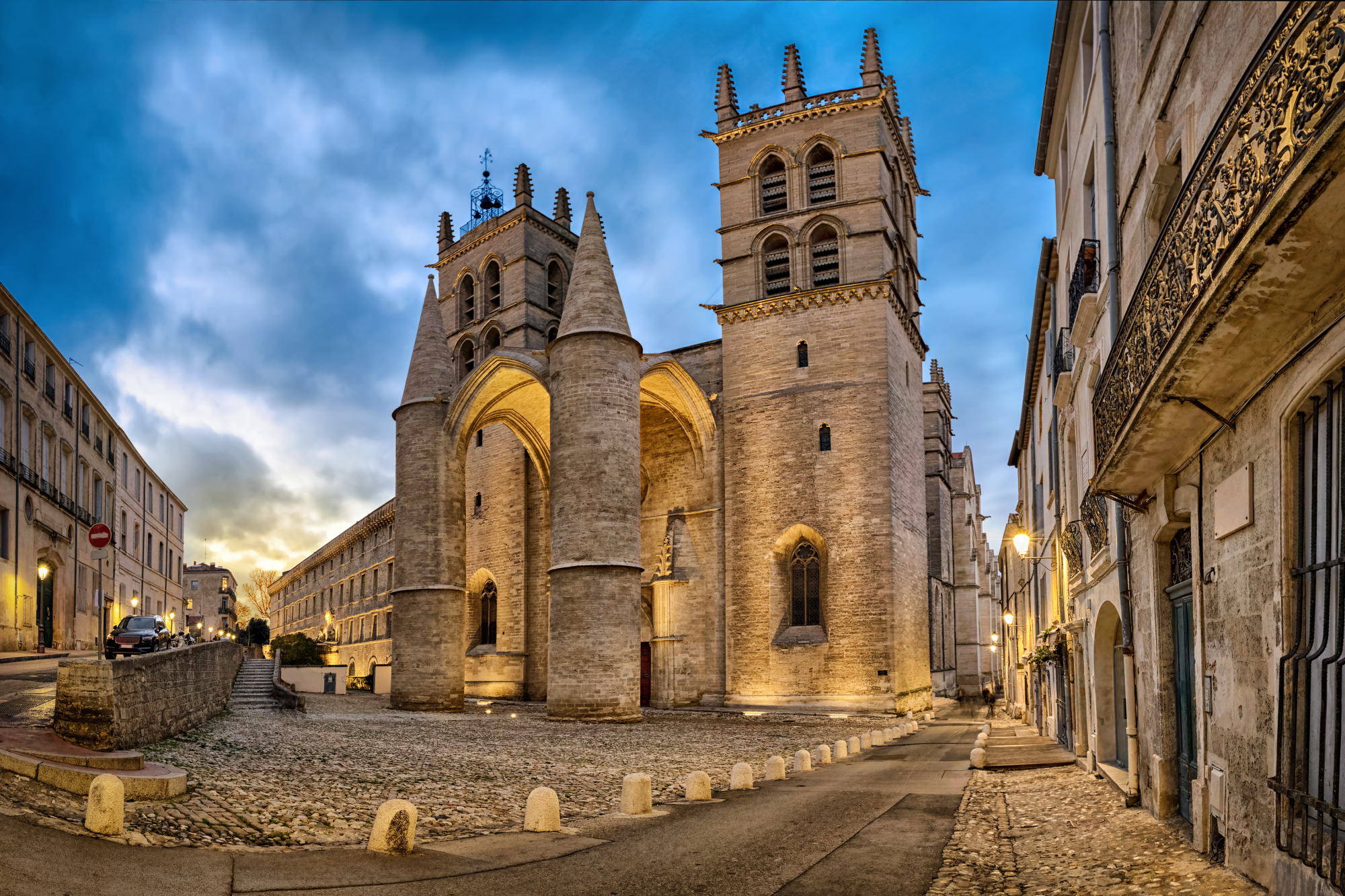 la cathédrale gothique Saint-Pierre de Montpellier à la tombée de la nuit