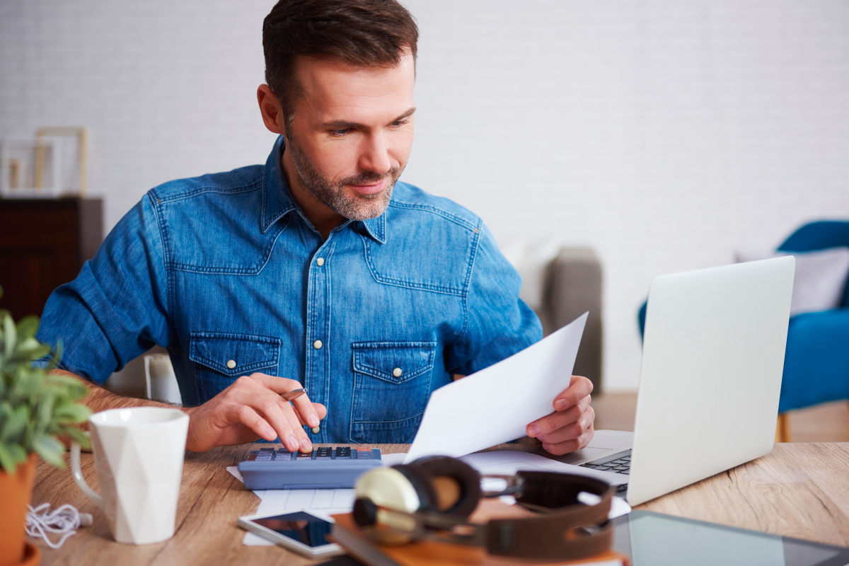 Démembrement de propriété - Homme calculant ses dépenses avec son ordinateur