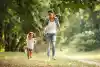 Un enfant et sa mère se promènent dans un parc