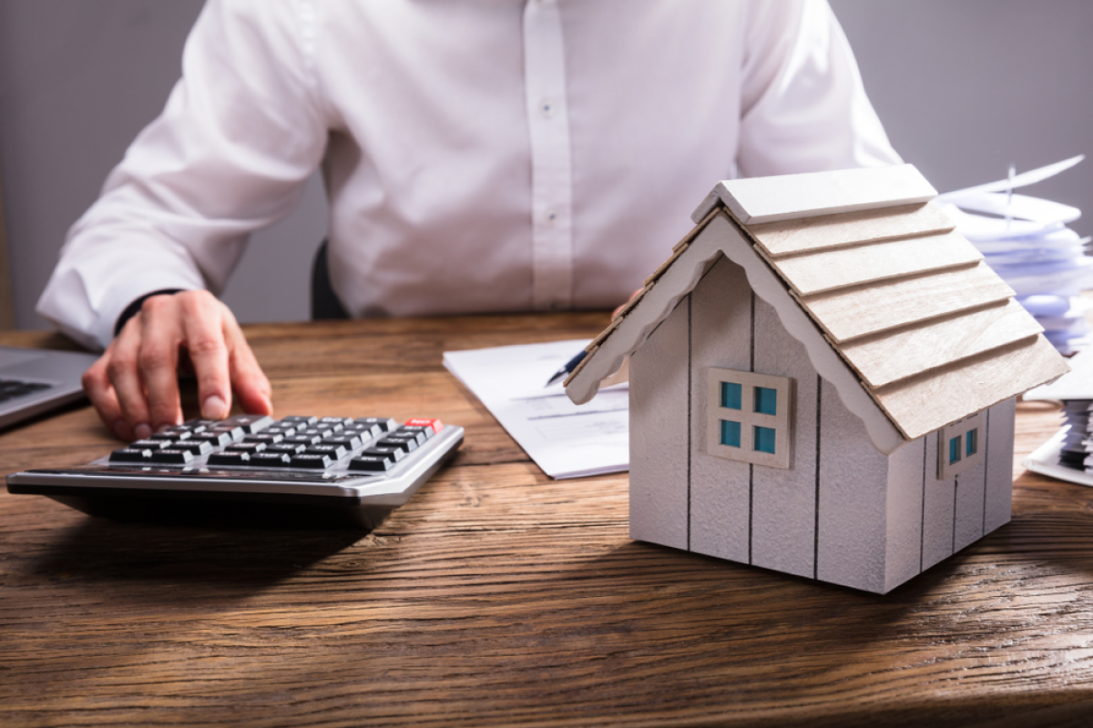 L’immobilier neuf à Montpellier Les prix de l’immobilier à Montpellier – Homme calculant ses frais immobiliers