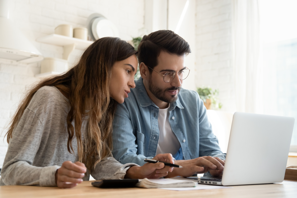 Grâce à des plafonds de ressources augmentés, les logements abordables Pinel seront accessibles à plus de foyers plafonds ressources pinel 2024 – un couple consulte les plafonds de ressources pinel 2024