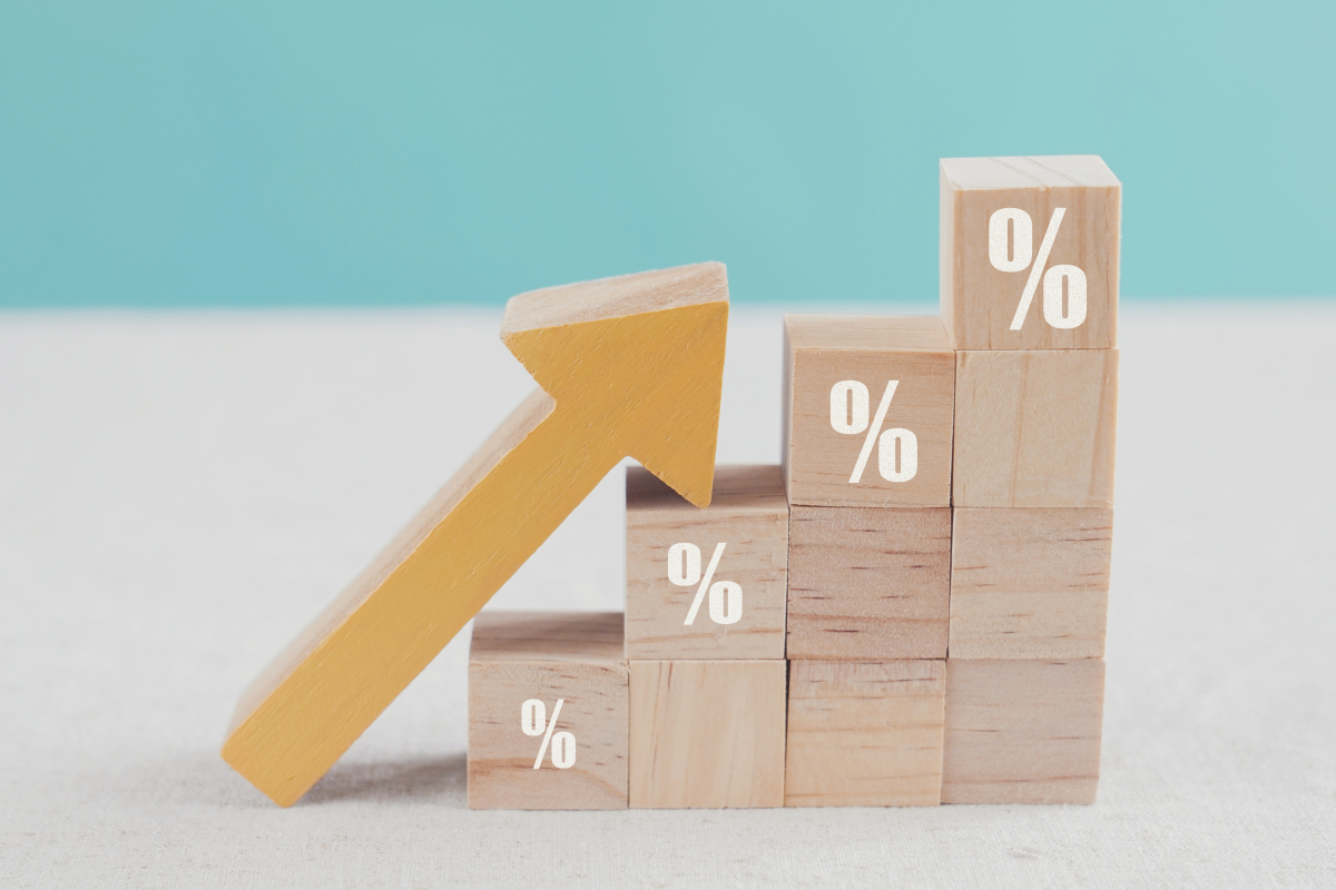 Les taux d’usure du 3ème trimestre 2022 sont en légère augmentation Taux d’usure 2022 – cubes en bois empilés et flèche représentant une augmentation de taux