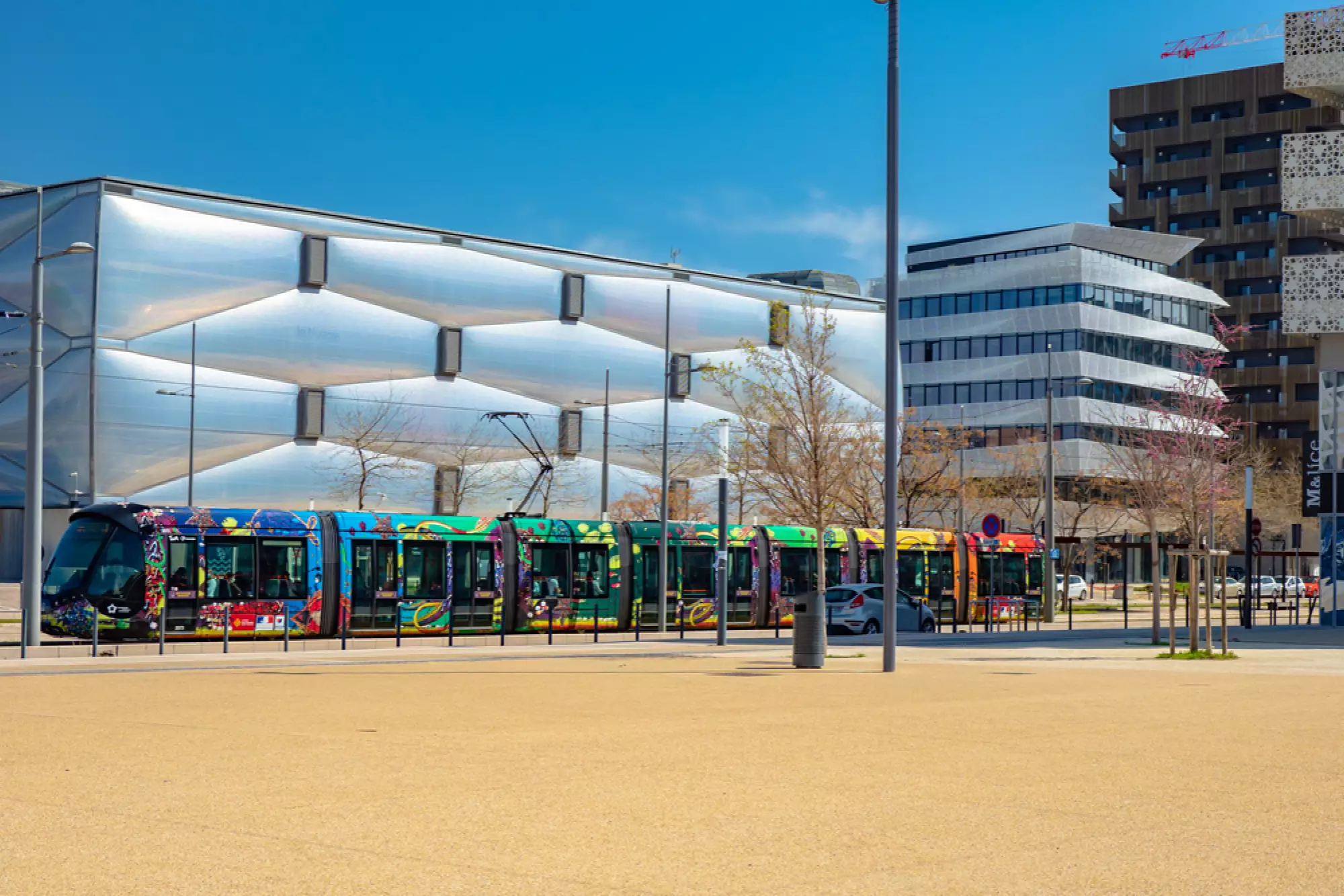 Vue sur les bâtiments neufs et le tramway de Montpellier