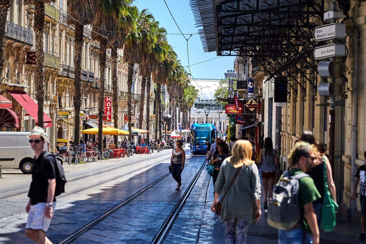 Montpellier métropole la plus attractive de France – Une rue de Montpellier avec le tramway