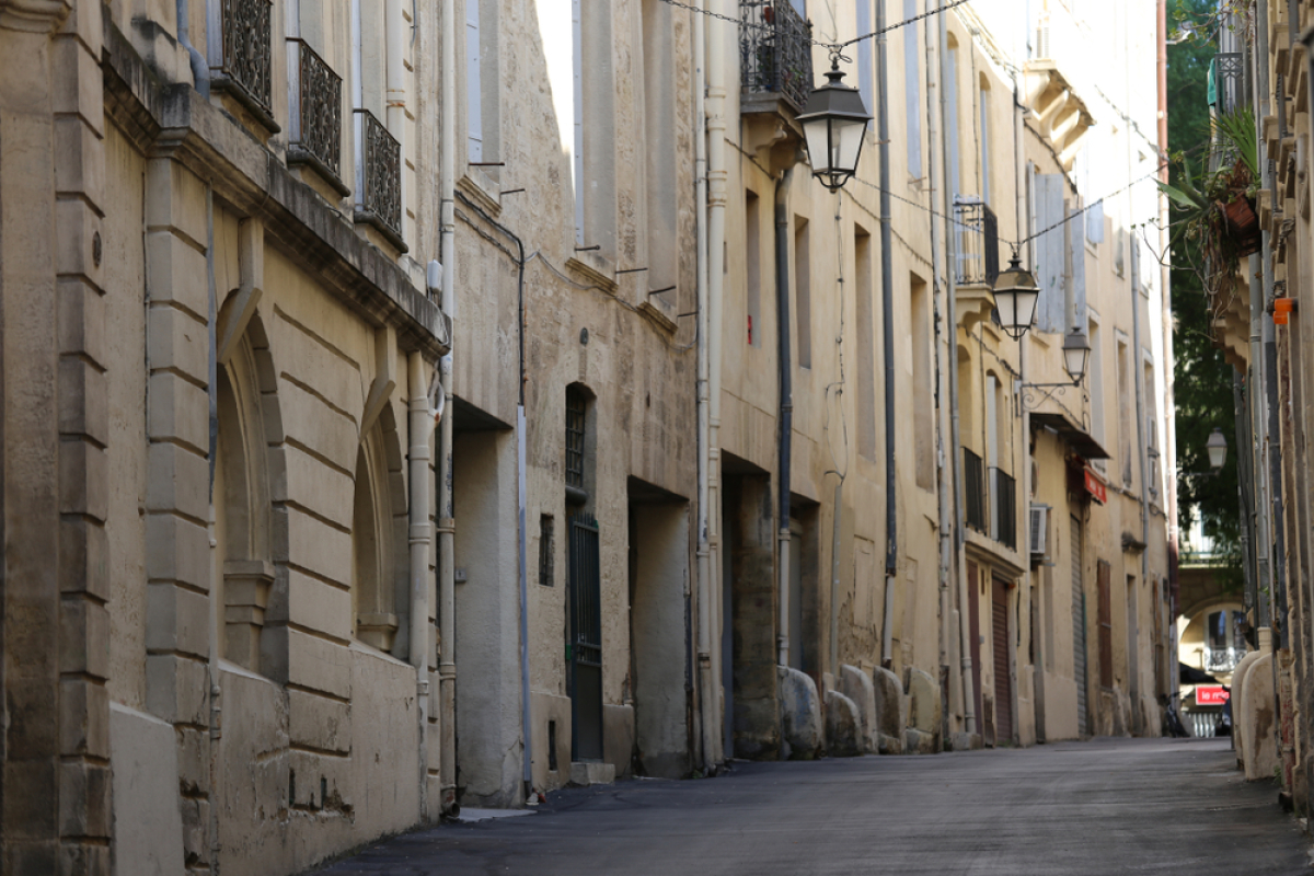 Le centre historique de Montpellier fait partie des quartiers les plus recherchés par les locataires Résidence neuve Montpellier location – Une ruelle du centre historique de Montpellier