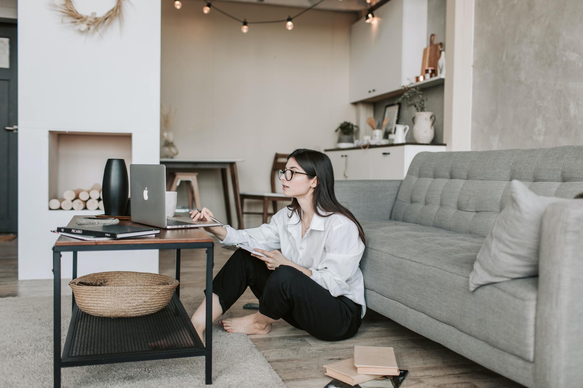 Une femme consulte toute l'offre immobilière sur un ordinateur