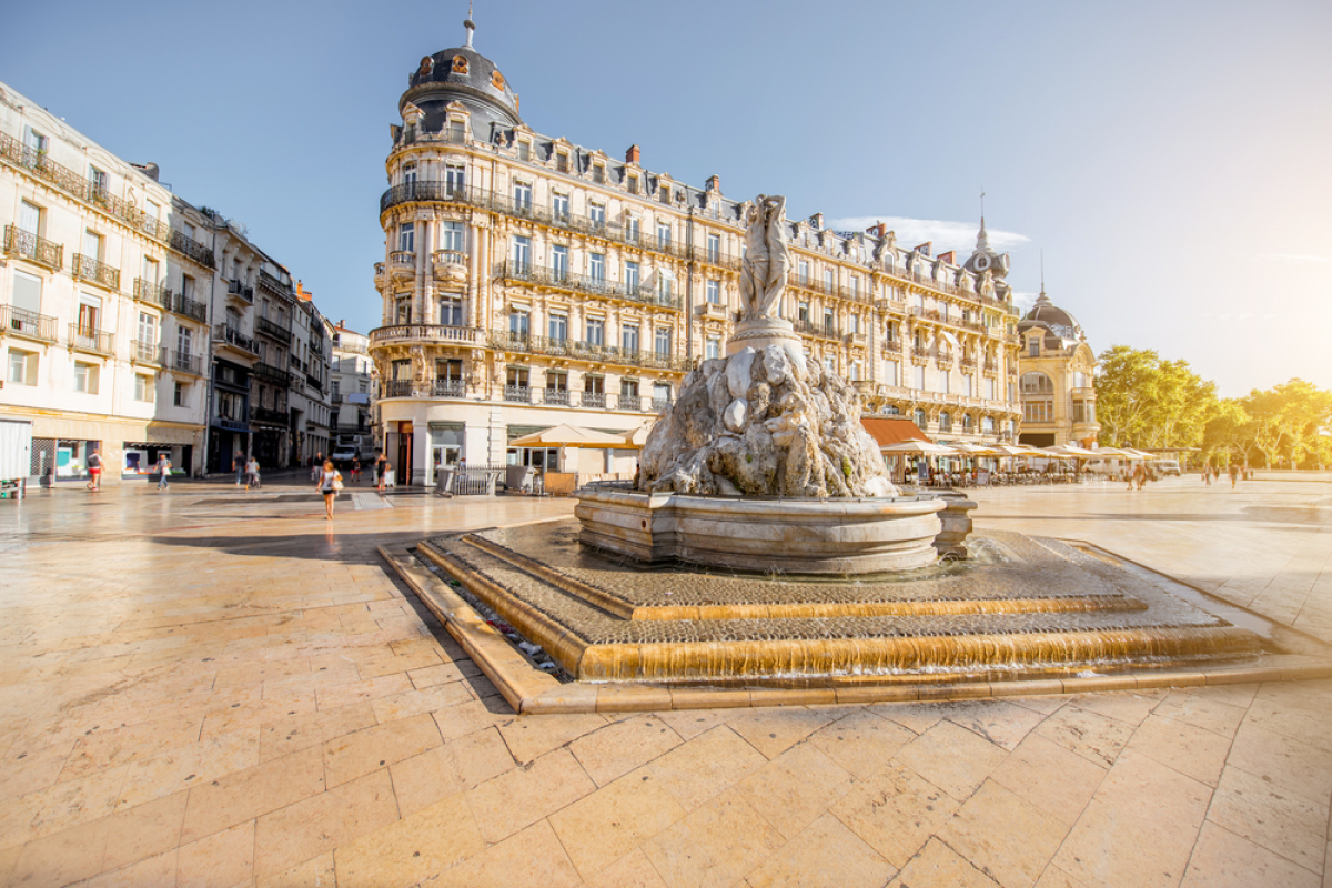 Investir dans l’immobilier à Montpellier Investissement locatif Montpellier avec un petit budget – Vue sur la place de la Comédie ensoleillée à Montpellier